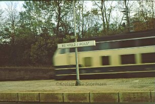 Bahnhof: durchfahrender Zug