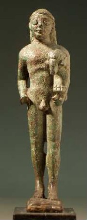 Archaische Votivstatuette eines nackten Jünglings mit Hut, einen kleinen Widder unter dem linken Arm tragend