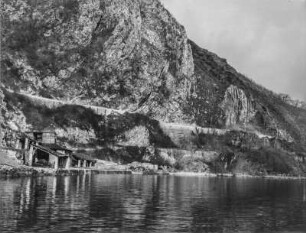 Felsige Böschung : Böschung und Abhang eines Berges