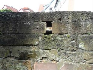 Kirchhofmauer im Westen am Torbogen über Ortsseite mit Schießscharte (Büchsenscharte) im Nordwesten nahe Torbogen im Detail