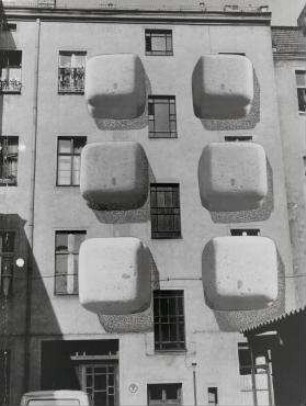 "Rucksack-WC", Sanitäre Nasszelle für Außenwand-Montage (nicht realisiert) – Sanierungsgebiet Neukölln: Ansicht (Fassadensimulation an Altbau). Berlin-Neukölln, Falkenstraße 21-22