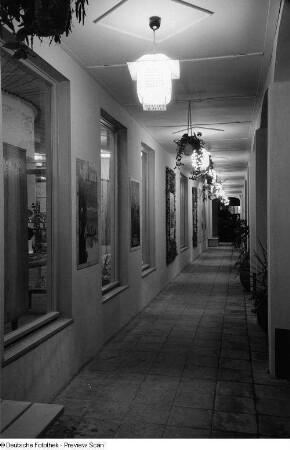 Blick entlang des indischen Pavillons der Leipziger Herbstmesse 1954 bei Dunkelheit