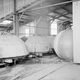 Haase-Öltanks: Blick in die Fertigungshalle mit Öltanks