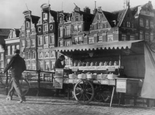 Niederlande. Ein Fischhändler mit seinem Karren in einer Amsterdamer Straße. Ambulanter Handel ist 1936 noch aktuell