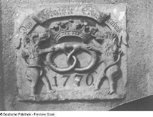 Grabmal der Familie Zschock, Erbbegräbnis : Grabmal (Erbbegräbnis) der Familie Zschock. Sandstein; 66 x 58 cm. 1776. Relief mit Inschrift, Wappen und Jahreszahl. Bautzen, Taucher-Friedhof, Westmauer