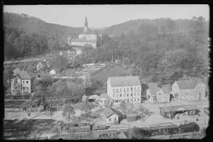 Weesenstein. Blick auf Weesenstein mit Schloss und Bahnhof