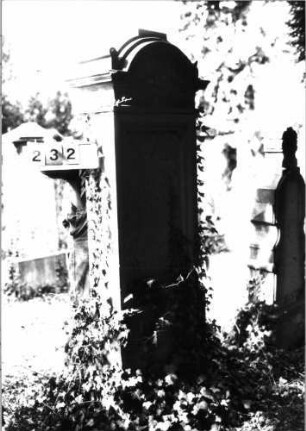 Grabstein 232 (Index: 100093574) Maße HxBxT: 109x59x25 cm Symbolik: (Leviten-)Kanne: Grabstein 232