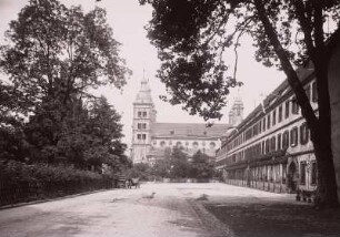 Amorbach, Kloster Amorbach : Amorbach. Kloster Amorbach, Klosterkirche. Blick über den Klosterplatz gegen Südseite der Kirche und Westseite des Klostergebäude