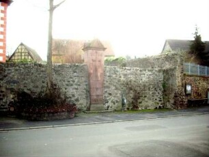 Ansicht von Westen im Westsüdwesten mit Kirchhofmauer (Wehrgang mit Steinbrüstung im 18 Jh abgetragen)-in der Basis terrainstabilisierende Futtermauer