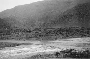 Regenzeit : Verregnete Berglandschaft mit Fluss