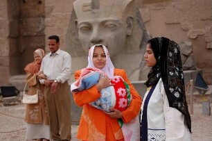 Luxor - Frau mit Kleinkind : Ägypter im Luxor-Tempel in Luxor, aufgenommen 2006