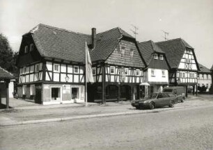 Hirschfelde (Kreis Zittau), Ernst-Thälmann-Platz 8. Wohnhaus mit Ladeneinbau (1786/1800). Ansicht mit Neuer Schmiede (Nummer 6)