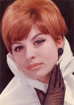 Werbung für DDR Kosmetik auf der Leipziger Messe. Für zarten Teint (Porträt einer jungen Frau). Fotografie; 29,9 x 21,8 cm. 1964