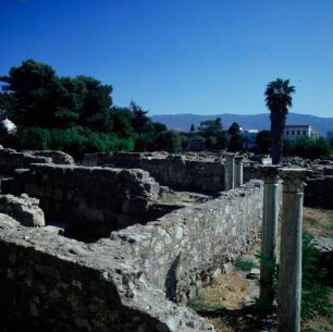 Kos, Altstadt. Byzantinische Mauern und Säulen einer Stoa im Ausgrabungsgelände von Hafenviertel und Agora