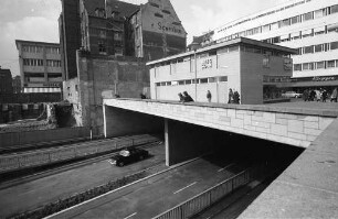 Köln: Nord-Süd-Fahrt, Schnellstraße, Einfahrt neben der Antonitergasse, Tunnel unter der Schildergasse, seitlich, nahe