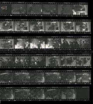 Schwarz-Weiß-Negative mit Aufnahmen von Schülern des Askanischen Realgymnasiums in Tempelhof, Volksküche in Tempelhof (Attilastraße) , Menschenandrang auf einem S-Bahnhof