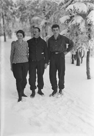 Zwei Männer und eine Frau im Winterwald