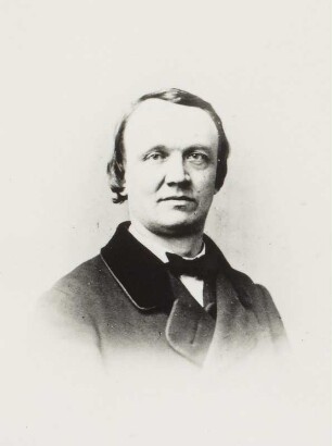 Porträt Wilhelm Hollmann (1830-1879; Sänger, Schauspieler). Albuminabzug auf Karton (Carte-de-visite mit Atelieraufdruck recto)