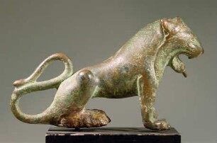 Etruskische Statuette eines sitzenden Löwen, linker Vorderfuß weggebrochen, sonst gute Erhaltung
