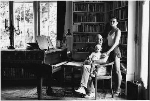 Familie Wefelmeyer (Komponist, Ärztin) im Arbeitszimmer des Komponisten