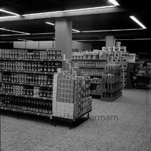 Käselau: Kaufhaus: Bahnhofstraße: vor Eröffnung am 23. November 1972: Innenansicht: Regale mit Konfitüren