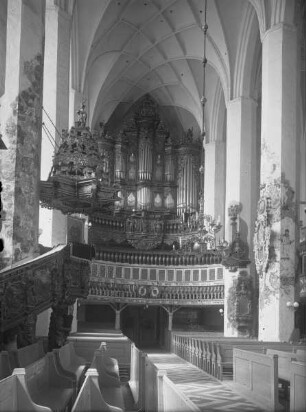 Orgel und darunter die Orgel-, Sänger- und Ratsherrenempore
