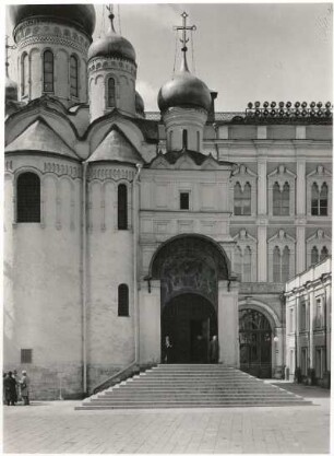 Moskau, Russland. Kreml. Mariä-Verkündigungs-Kathedrale (Blagowestschenski Sobor) (1484-1489), Kapellenanbau mit Nordportal an der Ostseite. Blick gegen großen Kremlpalast