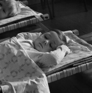 Dresden-Johannstadt, Elisenstraße. Kindergarten. Ein Kind beim Schlafen im Gruppenraum