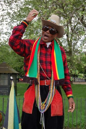 Speakers’ Corner in London : Mann aus Äthiopien diskutiert in London und macht aus seinem Auftritt eine Show. Aufgenommen in London im Mai 2006