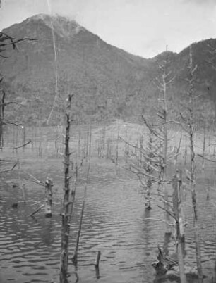 Taisho-ike (See Taisho) : Blick zum Mount Yake