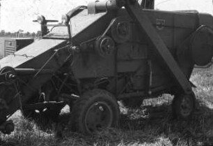 Ungarische Chassis "UMA 17" mit angebautem Mähdrescher
