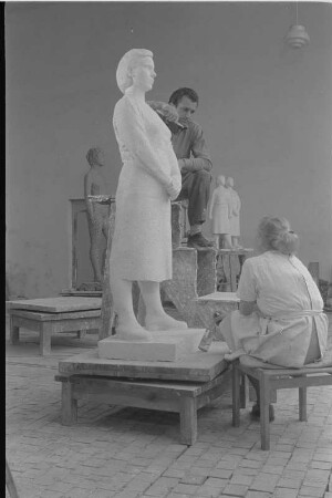 Beim Modellieren einer stehenden Frau mit verschränkten Händen. Gips (1960/1962) (Studentenarbeit der Bildhauerklasse von Walter Arnold)