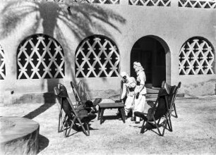 Terrasse : Zwei Männer auf der Terrasse des Hotels Ain el Fras.