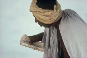 Indien. Mann im Gebet