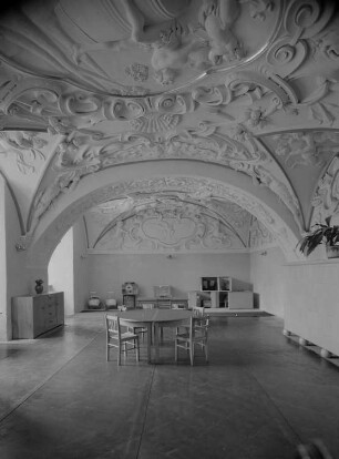 Lieberose. Schloß, Westflügel, Erdgeschoß, Bacchuszimmer mit Stuckdecke 1688/1695)