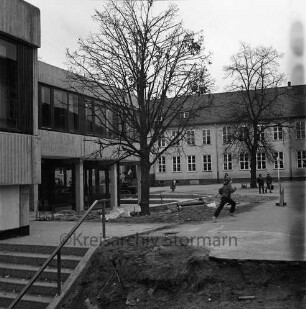Stadtschule: Salinenstraße: rechts der Neubau: im Hintergrund das alte Gebäude der Stadtschule