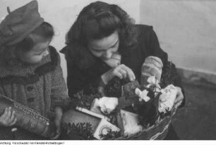 Dresden, Gruna, Falkensteinplatz. Einzug der ersten Mieter, der Familie Voigt, in den wiederaufgebauten Wohnblock, Anwesend u.a. Oberbürgermeister Weidauer, 16. November 1949