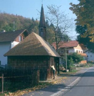 Nationalpark Bayerischer Wald. Dorfstraße mit Holzkirche in Guglöd