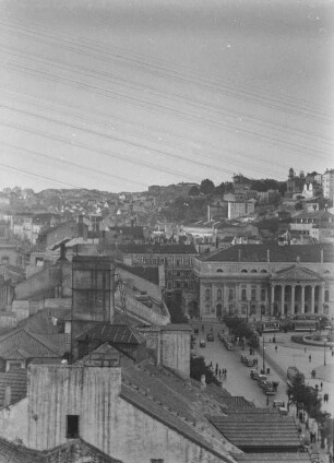 Baixa und Praca de D. Pedro IV : Blick über den Lissaboner Stadtteil Baixa. Vorne rechts die Praça de D. Pedro IV. und das Nationaltheater D. Maria II