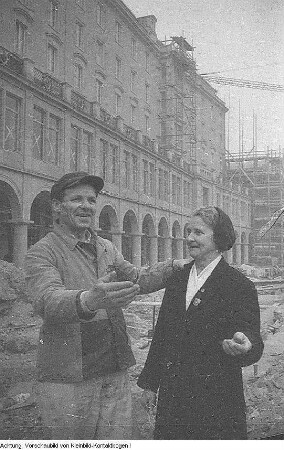 Dresden. Lydia Hoyer, Aufbauhelferin, von der sozialistischen Presse hochstilisiert wegen ihrer vielen freiwilligen, unbezahlten Aufbaustunden, 1955/57