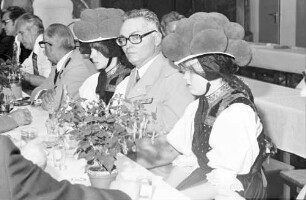 Freiburg: Festakt im Hangar; Gruppen mit Oberbürgermeister Keidel, Gen. Fuhr (3. Franz. Div.), Trachten