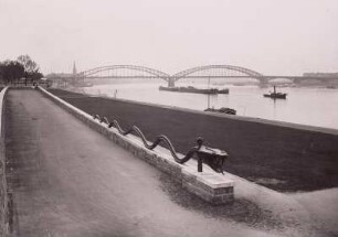 Düsseldorf, Oberkasseler Brücke : Düsseldorf. Hofgartenufer mit Skulptur einer Schlange. Blick stromaufwärts zur Oberkasseler Brücke