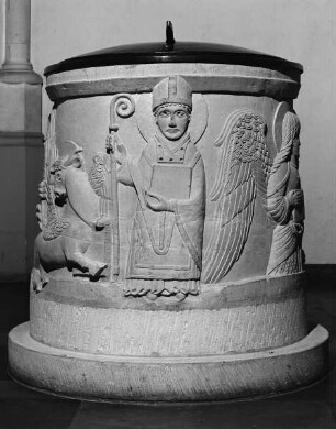 Taufstein mit der Darstellung eines Bischofs und Christus zwischen den Evangelistensymbolen