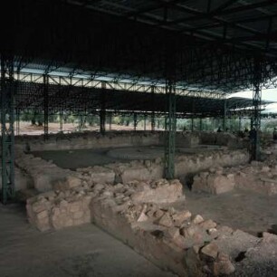 Nestorpalast bei Pylos. Mauernsockel im Südwestteil. Hinten Thronsaal und kultischer Herd