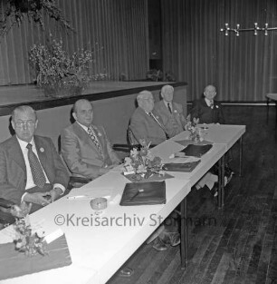 Kreishandwerkerschaft Stormarn: Oldesloer Festhalle: 5. Jahrestreffen: der Tisch des Versammlungspräsidiums mit Wilhelm Russmeier, stellvertretende Kreishandwerksmeister, Otto Löw, Kreishandwerksmeister, Wilhelm Marx, Präsident der Handwerkskammmer Lübeck, Edmund Helbig, Präsident der Handwerkskammer Hamburg und Ehrenkreishandwerksmeister Walter Reichler