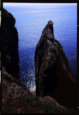 Helgoland: durch Felsenklippe auf reflektierende See