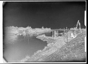 Staustufe Garstadt. Arbeiten an der Transportbrücke bei Fluss-km 330,65. Schweinfurter Pegel = 130 cm.