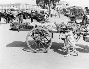 Pompei : Italien, Pompei. Straßenbild mit Obstverkauf auf einem Leiterwagen