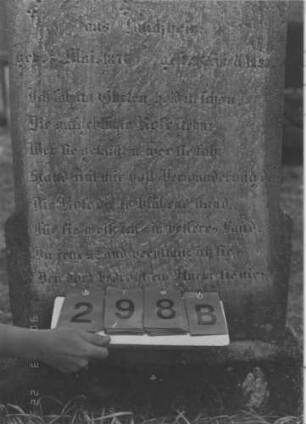 Grabstein 298 (Index: 100009322) Zustand: Vorderseite: Inschrifttafel fehlt, Rückseite: zum Teil stark verwittert Maße HxBxT: 165x60x22 cm: Grabstein 298B