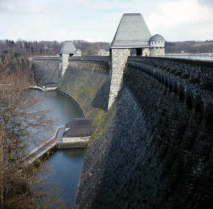 Möhne-Talsperrenmauer : Möhne-Talsperrenmauer, mittlerer wieder aufgebauter Teil nach der Sprengung